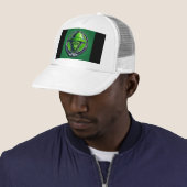 De nieuwsgierige groene alien trucker pet (In situ)