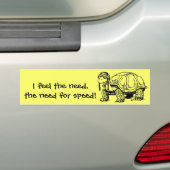 De noodzaak van snelheid! Bumpersticker (Op auto)