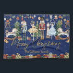 De notenkraker  Ballet Vrolijk Kerstfeest Theedoek<br><div class="desc">Voeg een feestelijke toets toe aan uw keuken met deze keukenhanddoek met een notenkrakerthema, met levendige, kleurrijke waterverf-illustraties geïnspireerd op het magische kerstballet. Met zijn , grillige ontwerp brengt deze handdoek een vreugdevolle vakantiegeest bij u thuis. Personaliseer het met uw familienaam voor een aangepast vakantieaccent, of houd het eenvoudig voor...</div>
