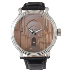 De nu vervallen en gedeeltelijk gerestaureerde Tin Horloge