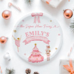 De Nutcracker Winter Onederland 1e verjaardag Papieren Bordje<br><div class="desc">Voeg een vleugje feestelijke charme toe aan uw feest met onze "The Nutcracker Winter Onederland" 1st Birthday Paper Borden. Met grillige Notenkraker-personages en accenten met een winterthema, zijn deze borden ideaal voor het serveren van lekkernijen op het magische eerste verjaardagsfeest van je kleintje. Ideaal voor het brengen van vakantie juichen...</div>