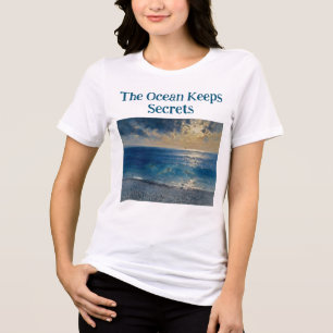 De Oceaan Houdt Geheim – Een Boeiend Zeelandschap Tri-Blend Shirt