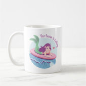 De oceaan noemt zeemeermin surfen op surfplank koffiemok (Links)