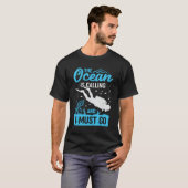 De oceaan roept en ik moet gaan t-shirt (Voorkant volledig)