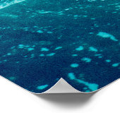 De oceaangolf op een zandstrand, uitzicht bovenaan poster (Hoek)