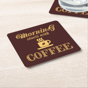 De ochtend begint met koffie kartonnen onderzetters
