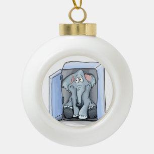 De olifantszitting van de cartoon binnen een keramische bal ornament