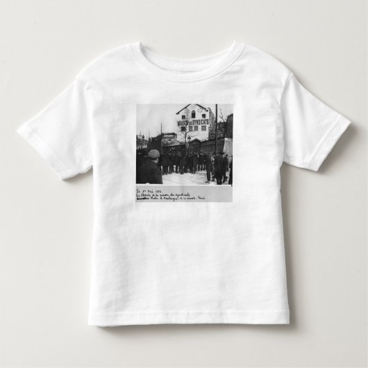 de omgeving van de Maison des Syndicats; Kinder Shirts (Voorkant)