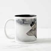 De onderkant van de ruimteshuttle Discovery Tweekleurige Koffiemok (Links)