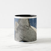 De onderkant van ruimteshuttle Discovery 2 Tweekleurige Koffiemok (Center)