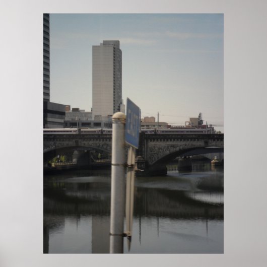 De Ondersteboven Omlaag Wereld van Reflecties door Poster (Voorkant)