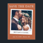 De onmiddellijke Stijl van de Camera sparen de Dat Briefkaart<br><div class="desc">Moderne eenvoudige Retro Instant Camera Style Couple Photo Save the Date Photo Verloving Annountion Briefkaart - Terracotta</div>