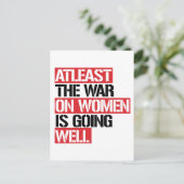 De oorlog tegen vrouwen gaat in ieder geval goed briefkaart (Staand voorkant)