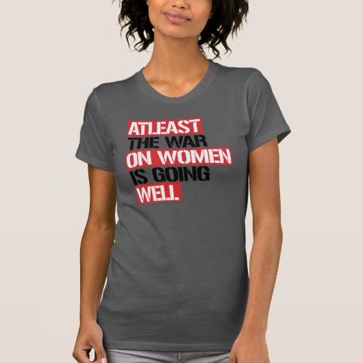 De oorlog tegen vrouwen gaat in ieder geval goed t-shirt (Voorkant)