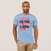 De oorlog tegen vrouwen gaat in ieder geval goed t-shirt (Voorkant volledig)
