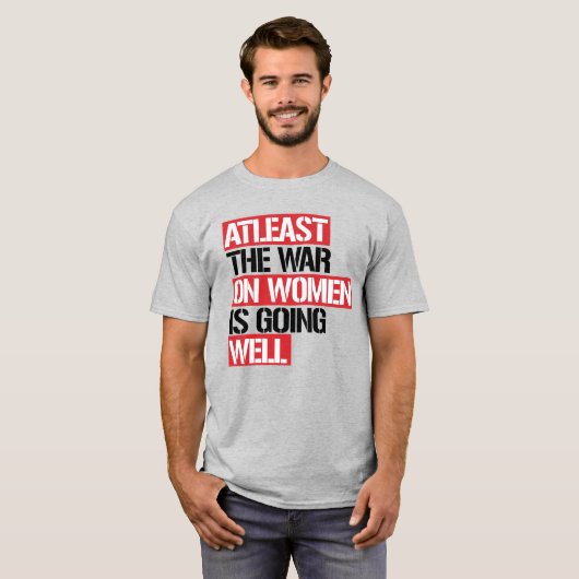 De oorlog tegen vrouwen gaat in ieder geval goed t-shirt (Voorkant volledig)
