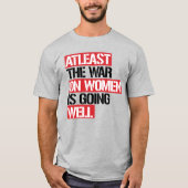De oorlog tegen vrouwen gaat in ieder geval goed t-shirt (Voorkant)