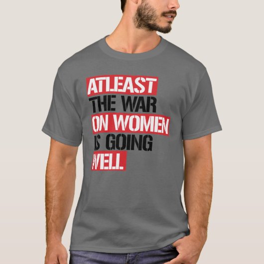 De oorlog tegen vrouwen gaat in ieder geval goed t-shirt (Voorkant)