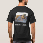 De operatoren doen het in het vuil. donkere shirte t-shirt (Achterkant)