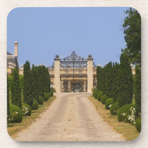 De opleggende ingang van Chateau Haut Sarpe, de Drankjes Onderzetter