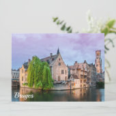 De oude stad Brugge en de toren van Belfry (Staand voorkant)