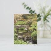 De oude Stone Brug over een stroom in het park Dar Briefkaart (Staand voorkant)