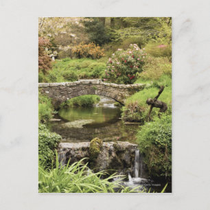 De oude Stone Brug over een stroom in het park Dar Briefkaart