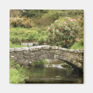 De oude Stone Brug over een stroom in het Park van Magneet