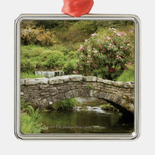 De oude Stone Brug over een stroom in het Park van Metalen Ornament