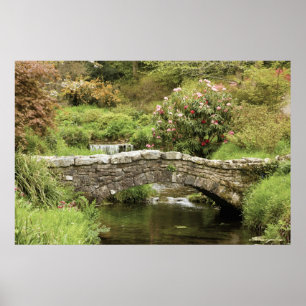 De oude Stone Brug over een stroom in het Park van Poster