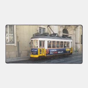 De oude tram van Lissabon.  vervoer in Portugal op Bureaumat
