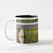 De overdekte brug van Windsor-Cornish overspant de Tweekleurige Koffiemok (Links)