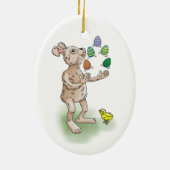 De paashaas jongleert met de paaseieren keramisch ornament (Achterkant)