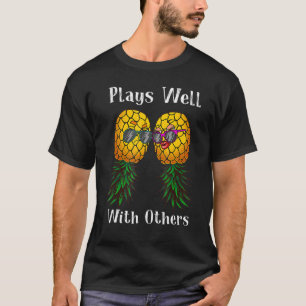 De paren van de zwinger spelen goed met anderen on t-shirt