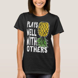 De paren van de zwinger spelen goed met anderen on t-shirt