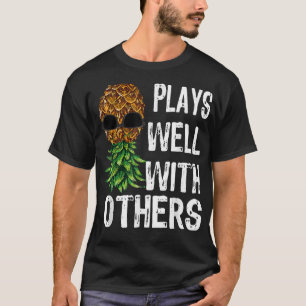 De paren van de zwinger spelen goed met anderen on t-shirt