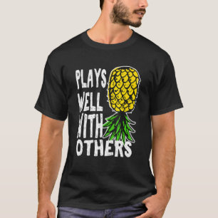 De paren van de zwinger spelen goed met anderen on t-shirt