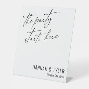 De partij begint hier eenvoudig elegant eenvoudig  reclamebord met voetstuk