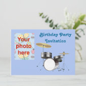 De partijuitnodiging van de verjaardag met trommel kaart (Staand voorkant)
