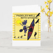 De Peddels van de kajak goed op Geel Kaart (Gele Bloem)