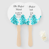 De perfecte match winter blauwe dennenboom bruilof handwaaier (Voorkant en achterkant)