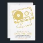 De Perfecte Mix Bruiloft Save the Date {geel}<br><div class="desc">Moderne en unieke save the date-aankondigingen voor bruiloften hebben een koele afbeelding van een cassettebandje.</div>