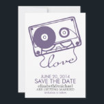 De Perfecte Mix Bruiloft Save the Date {paars}<br><div class="desc">Moderne en unieke save the date-aankondigingen voor bruiloften hebben een koele afbeelding van een cassetteband.</div>