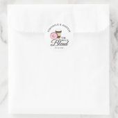 De Perfecte Mix Koffie en Donut | Bruiloft Ronde Sticker (Tas)