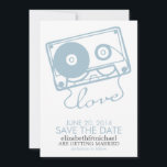 De Perfecte Mix Trouw Save the Date {lichtblauw}<br><div class="desc">Moderne en unieke trouw save the date-aankondigingen hebben een koele afbeelding van een cassettebandje.</div>