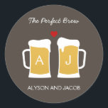 De perfecte weduwnaar voor een kruiper/envelop ronde sticker<br><div class="desc">Perfect voor koppels die een liefde voor bier delen,  deze Perfect Brew-sticker is perfect als stickers of envelopzegels. Bijpassende uitnodigingen beschikbaar op berryberrysweet.com</div>