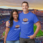 De persoonlijke Naam van het Ontwerp van het Footb T-shirt<br><div class="desc">Dit gepersonaliseerde ontwerp van het football kenmerkt een Amerikaans football met een jersey aantal en één of twee lijnen van douanetekst - de naam van de speler, schoolnaam, teamnaam, enz. Ideaal voor middelbare school, jeugd- of universiteitsspeler of football fans. Show je schoolgeest en liefde voor football met een aangepast football...</div>