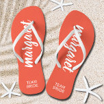 De Perzikant van de Bride van het team en Wit Gepe Teenslippers<br><div class="desc">Perzik en wit - of om het even welke kleur - teenslippers die met jouw naam en "de Bride van het Team"of om het even welke formulering worden gepersonaliseerd u kiest. Geweldig bruidsmeisje cadeau, bachelorette party, flatschoenen voor de huwelijksreceptie, of een leuk vrijgezellenfeest gunst. Verander ook de kleurenriemen en voetborden!...</div>