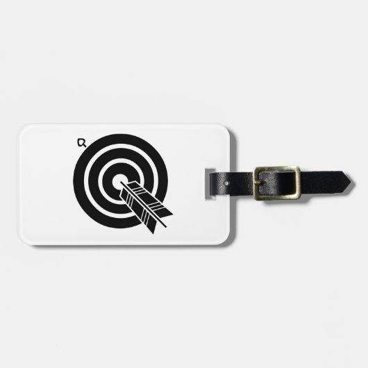 De pijl raakte een rond doel werpen kussen bagagelabel (Voorkant horizontaal)