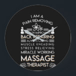 De Pijn die van de Therapeut van de massage Grote Klok<br><div class="desc">De grappige gift voor de Therapeut van de Massage, ontwerp die van die citaat "de Pijn van de Therapeut van de Massage Gezondheid" verwijderen is beschikbaar op shirt, hoodie, sweatshirt, mok en meer accessoire zonder minimum vereiste orde wordt gedrukt. Het moet ook gemakkelijk voor zich aanpassen door "Customize" knoop te...</div>